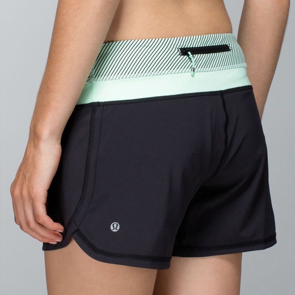 Lululemon Groovy Run Short *4-way Stretch black teal
Size 6